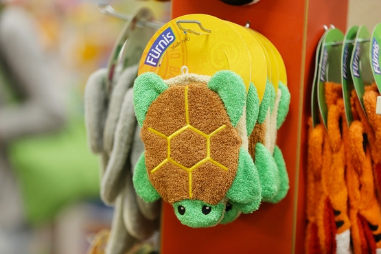 eine kleine Schildkröte aus Plüsch