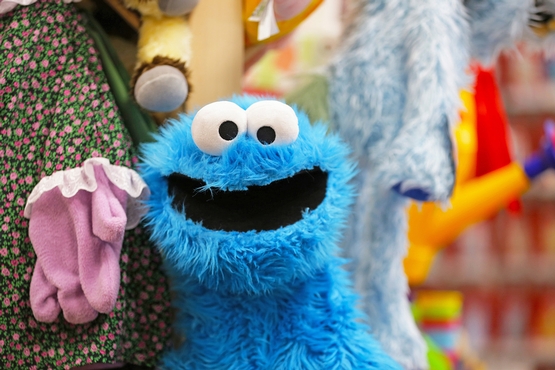 Ein Plüsch-Spielzeug des blauen Cookie-Monsters aus der Sesamstraße