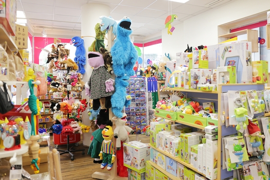 Der Laden von Ludus mit Blick auf große Handpuppen mit Figuren aus der Sesamstraße