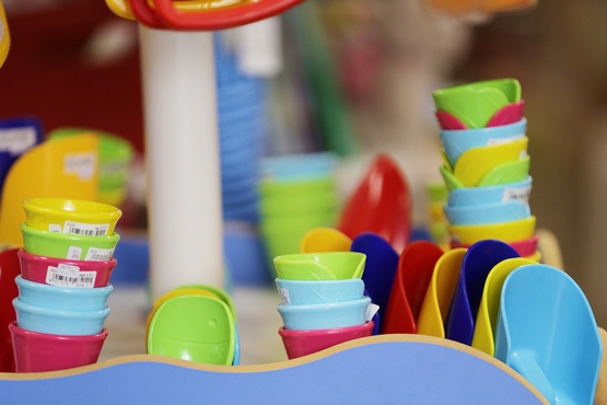 Eine Auswahl bunter Strandspielsachen, Becher und Schaufeln.