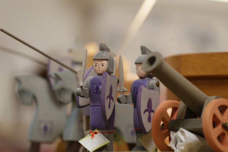 Holzsoldaten und Kanonen.